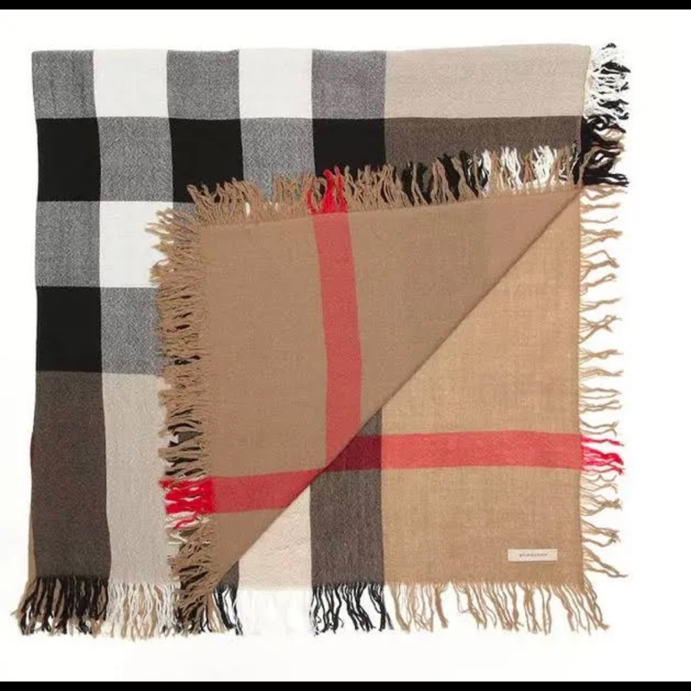 BURBERRY
Merino Wool House Check Square Scarf Brown